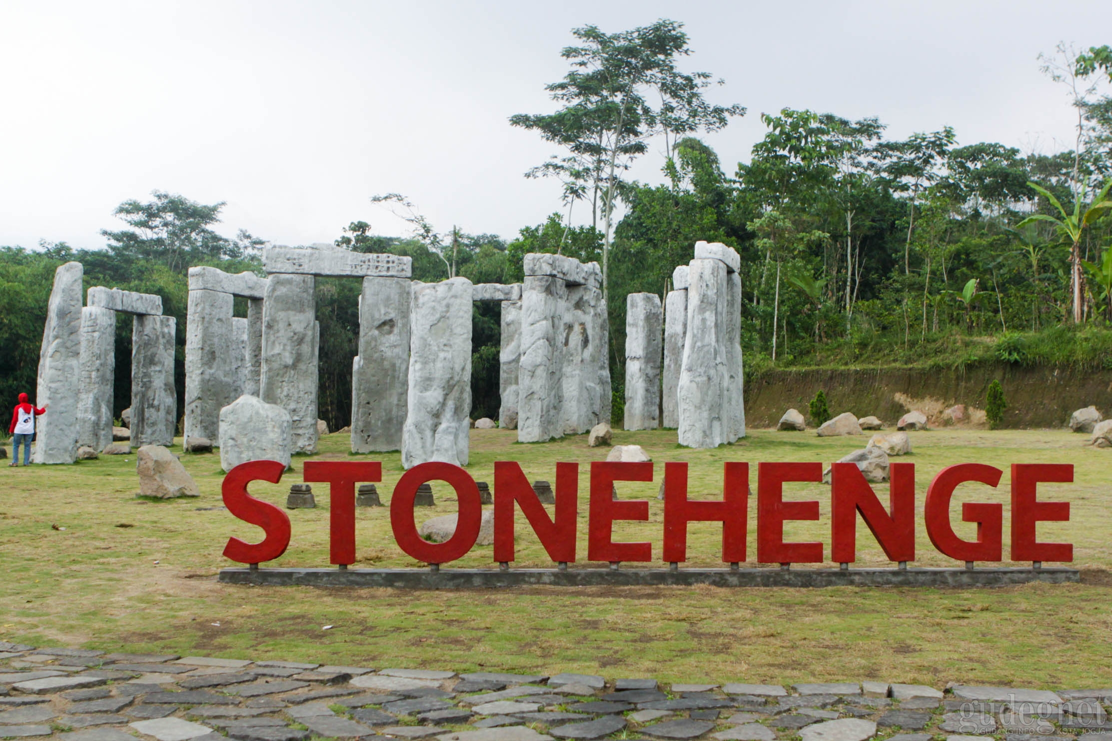 Berfoto di Stonehenge Ala Cangkringan Berfoto di Stonehenge Ala Cangkringan