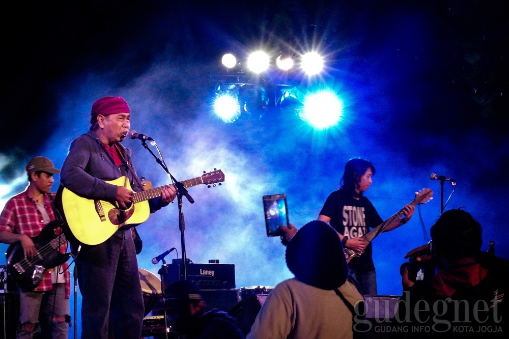Sawung Jabo Goyang & Hangatkan Merapi Night Festival Sawung Jabo Goyang & Hangatkan Merapi Night Festival