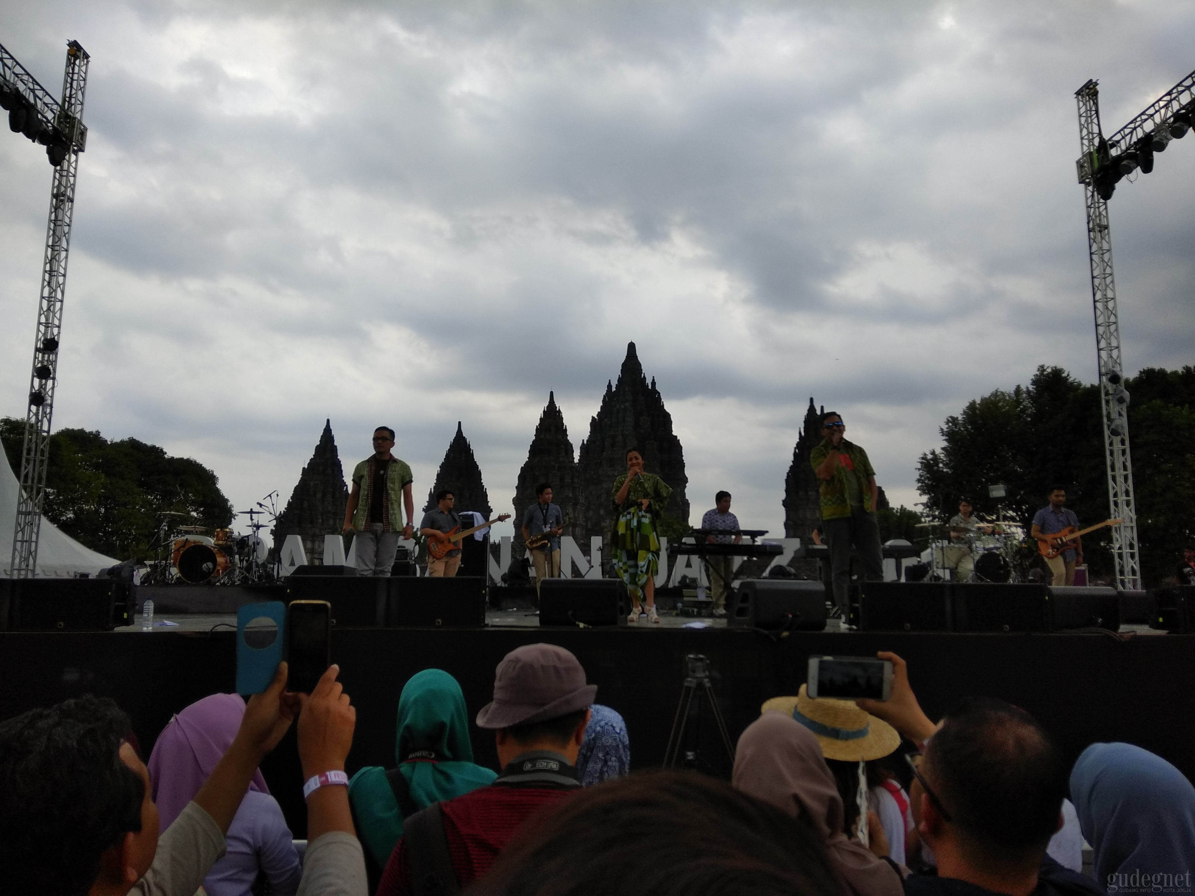 Lingua, Trio Tahun 90-an yang Tetap Greget Saat Tampil di Prambanan Jazz Lingua, Trio Tahun 90-an yang Tetap Greget Saat Tampil di Prambanan Jazz