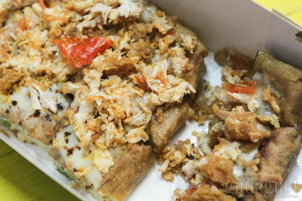 Martabak Topping Ayam Geprek, Cuma di Martabak Gue Martabak Topping Ayam Geprek, Cuma di Martabak Gue