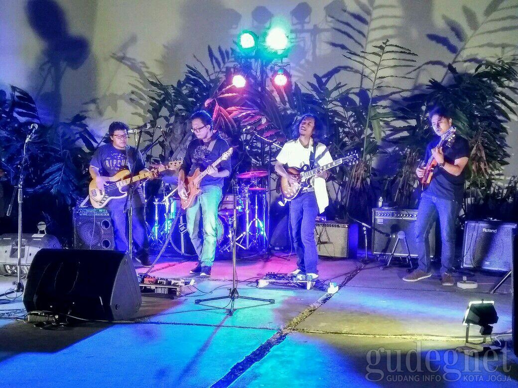 Malam Membiru di Sangkring Art Space, Galang Dana untuk Konser di Eropa Malam Membiru di Sangkring Art Space, Galang Dana untuk Konser di Eropa