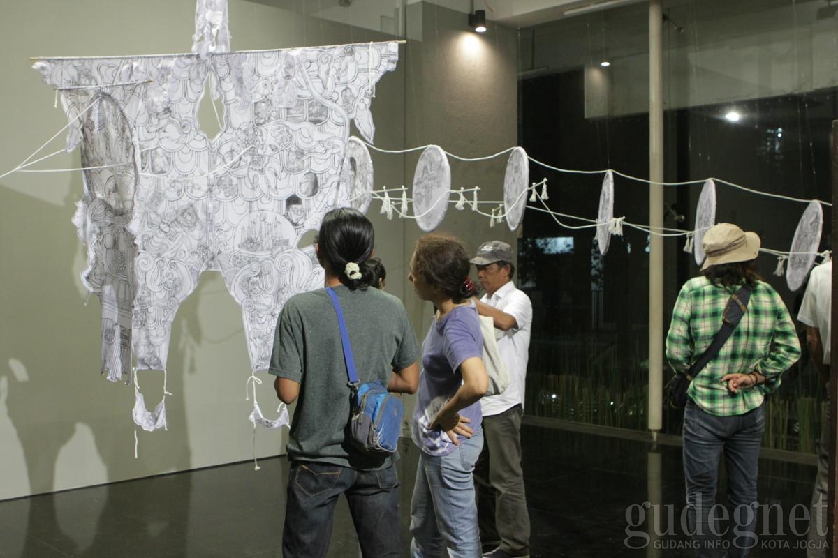 Menerbangkan Layang-layang di Pameran The Kite Menerbangkan Layang-layang di Pameran The Kite