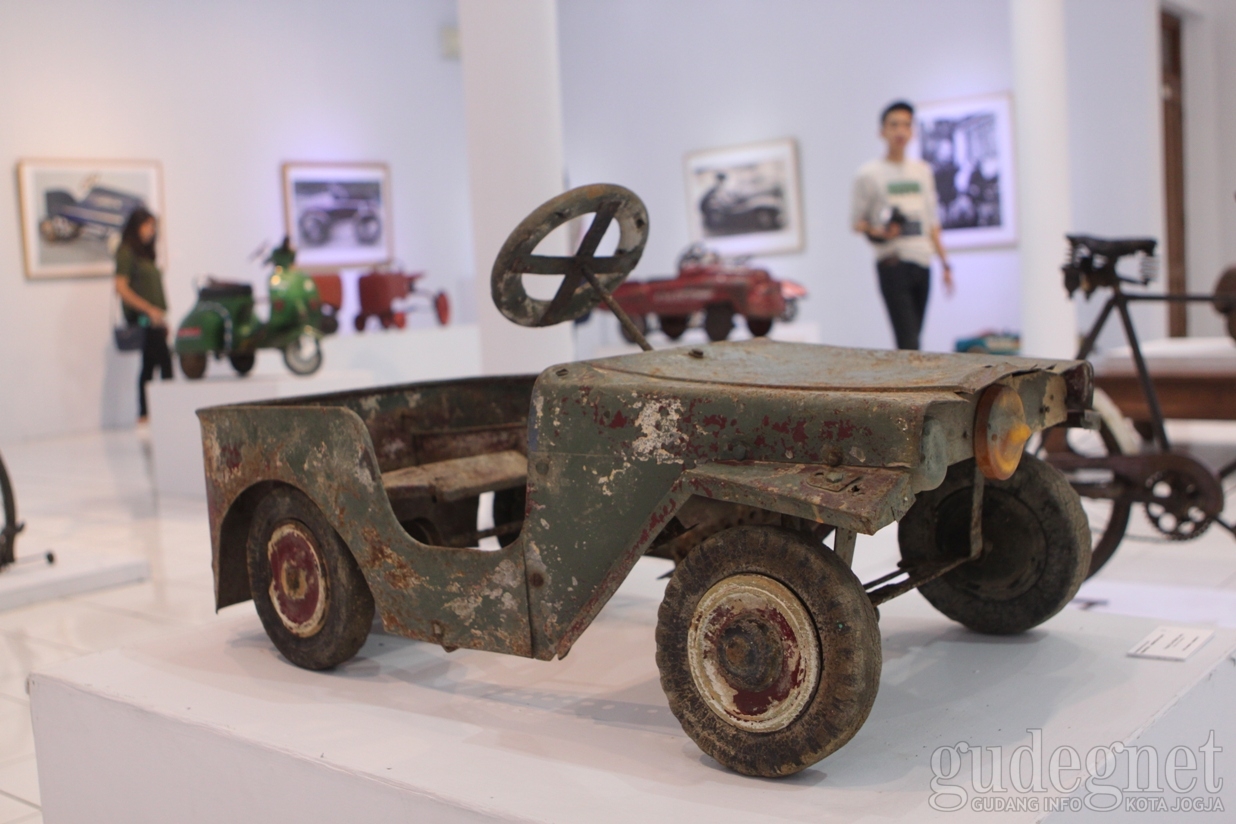 Mainan Mobil-mobilan Lawas Parkir di BBY