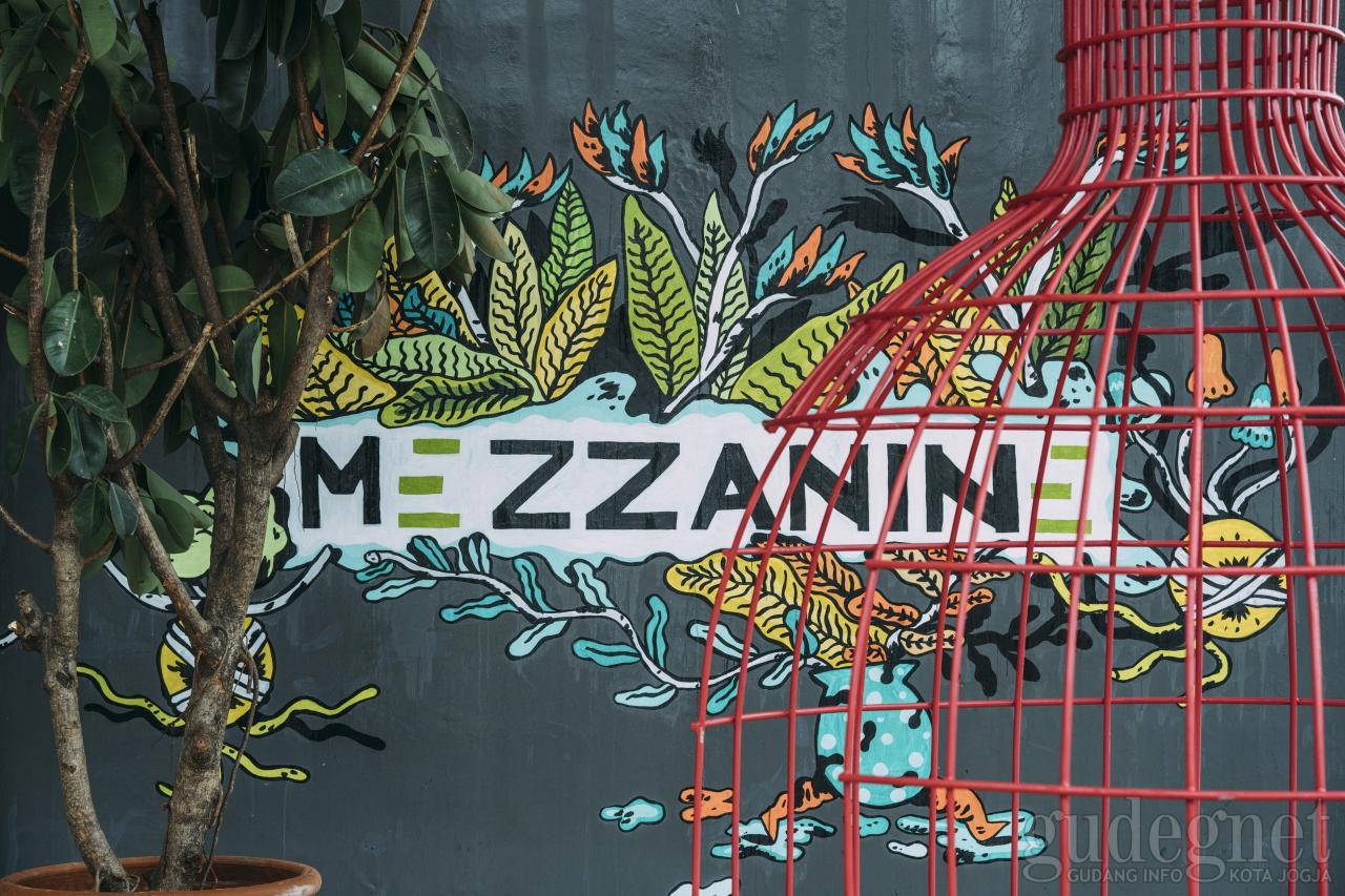 Mezzanine Eatery and Coffee: Kopi, Steak, Musim Panas Mezzanine Eatery and Coffee: Kopi, Steak, Musim Panas