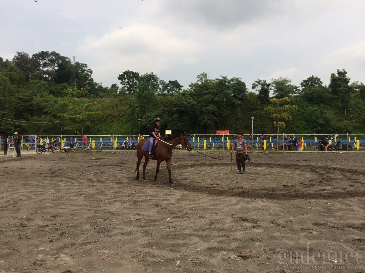 Berwisata dan Berkuda di Embung Tambakboyo Berwisata dan Berkuda di Embung Tambakboyo