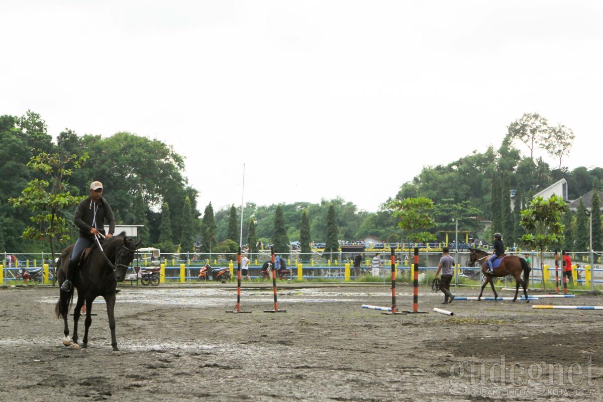 Yuk, Belajar Berkuda di D' Paragon Horse Riding Club Yuk, Belajar Berkuda di D' Paragon Horse Riding Club