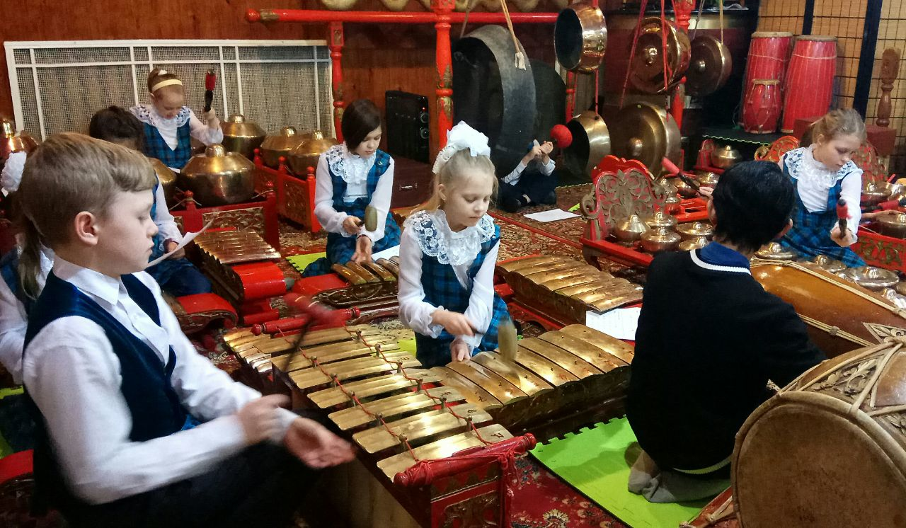 Siswa Sekolah Dasar di Rusia Belajar Mainkan Gamelan Siswa Sekolah Dasar di Rusia Belajar Mainkan Gamelan