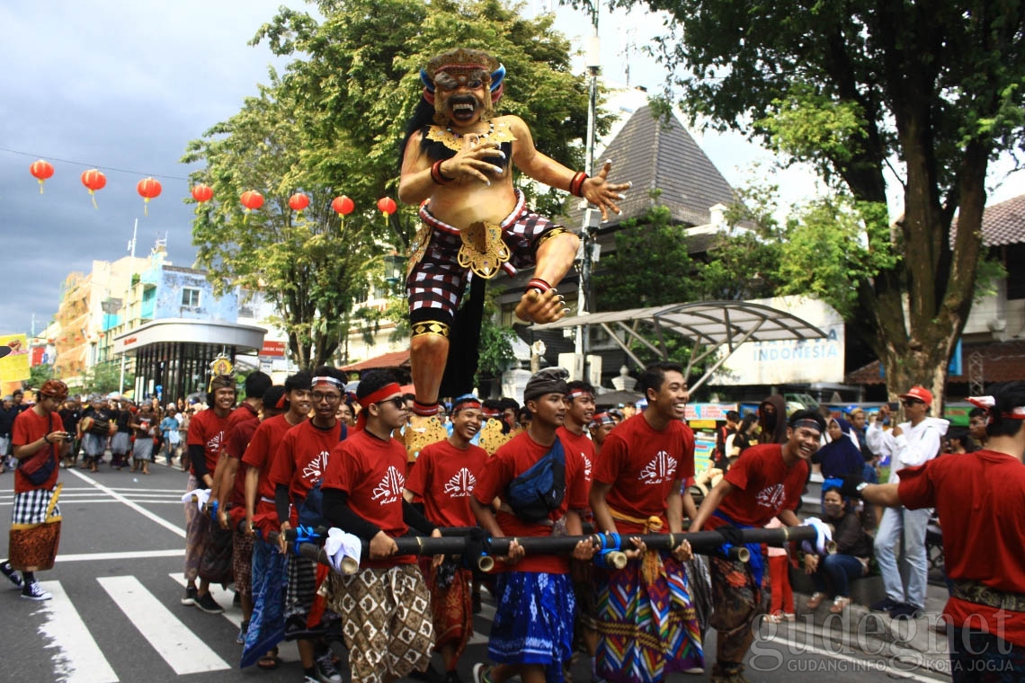 Belasan Ogoh-ogoh Diarak di Malioboro Belasan Ogoh-ogoh Diarak di Malioboro