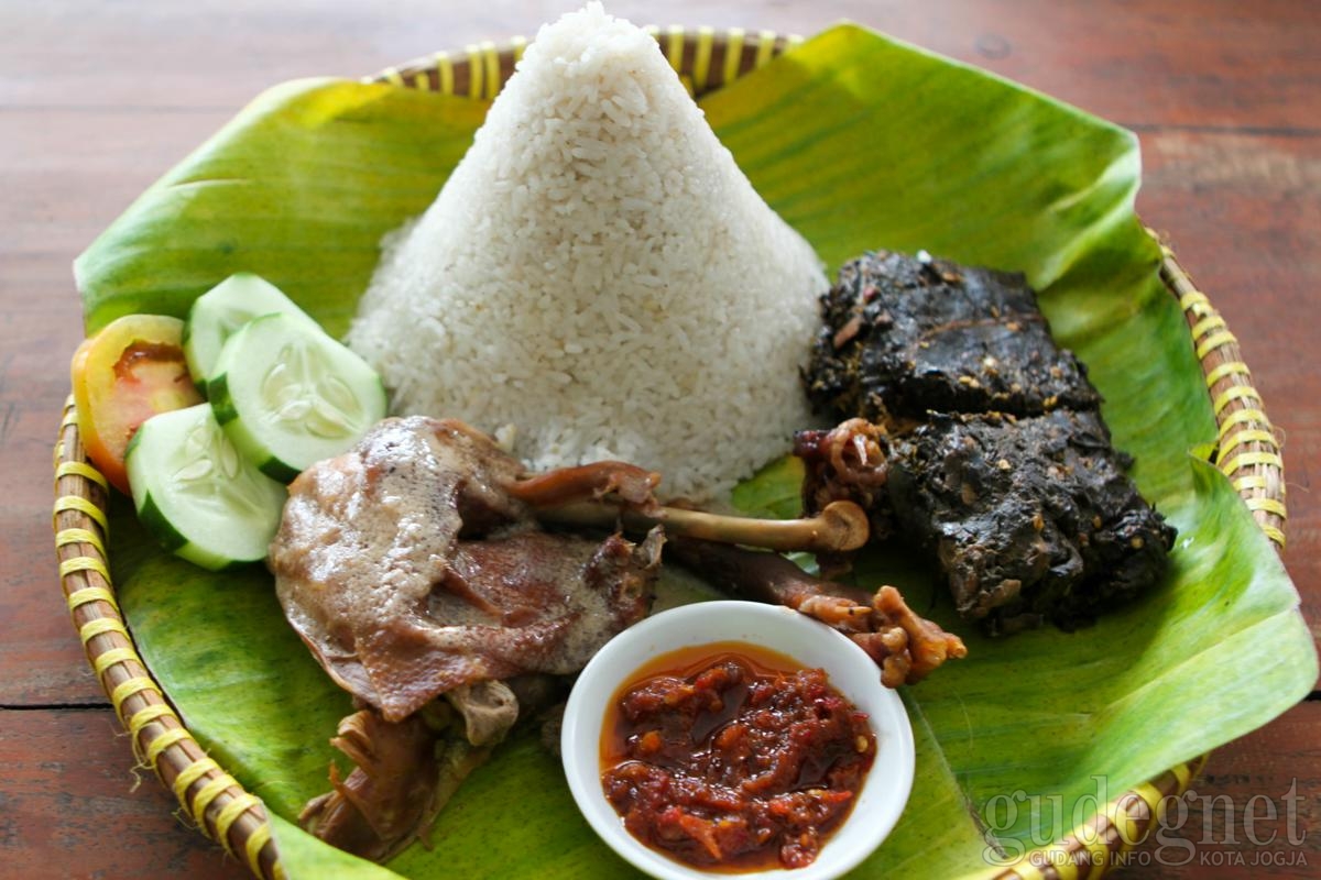 Menikmati Kelezatan Menu Tradisional di Ayam Ingkung Asap Menikmati Kelezatan Menu Tradisional di Ayam Ingkung Asap