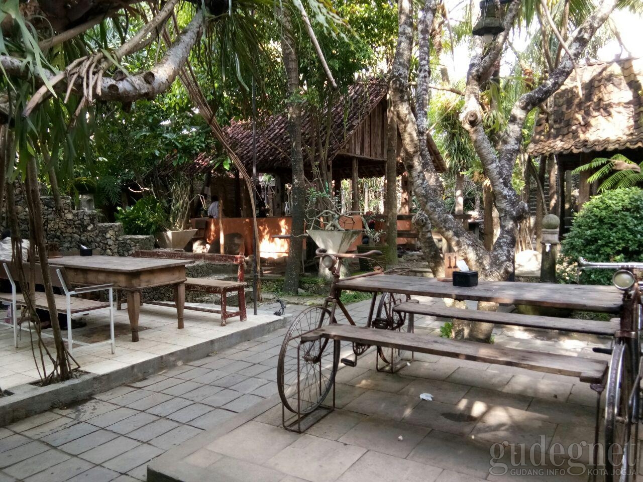 Berteduh Sambil Menikmati Ayam Ingkung Warung Pohon Omah Sawah Berteduh Sambil Menikmati Ayam Ingkung Warung Pohon Omah Sawah