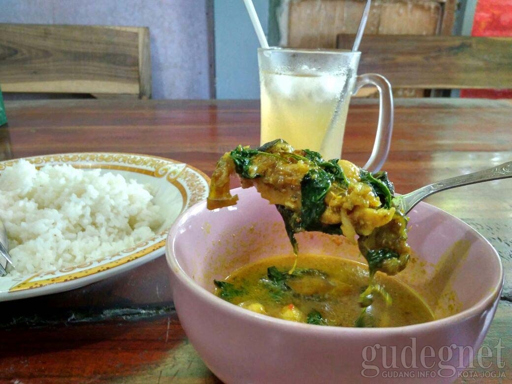 Menikmati Olahan Sidat di Warung Makan Bu Is Menikmati Olahan Sidat di Warung Makan Bu Is