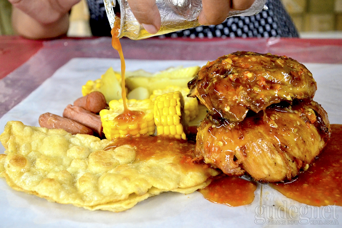 Makan Ayam di Kandang Ayam Jogja Makan Ayam di Kandang Ayam Jogja