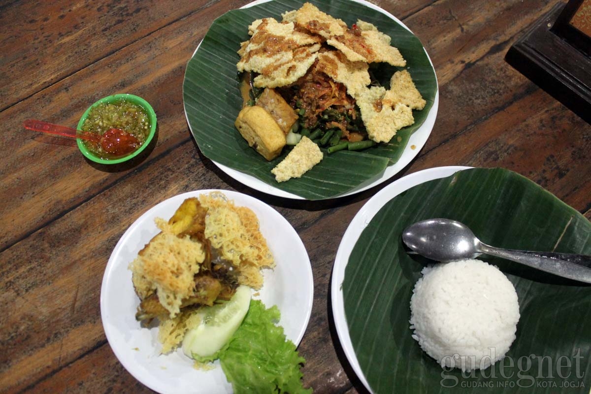 Lezatnya Pecel Yu Sri yang Tidak Boleh Terlewatkan Lezatnya Pecel Yu Sri yang Tidak Boleh Terlewatkan