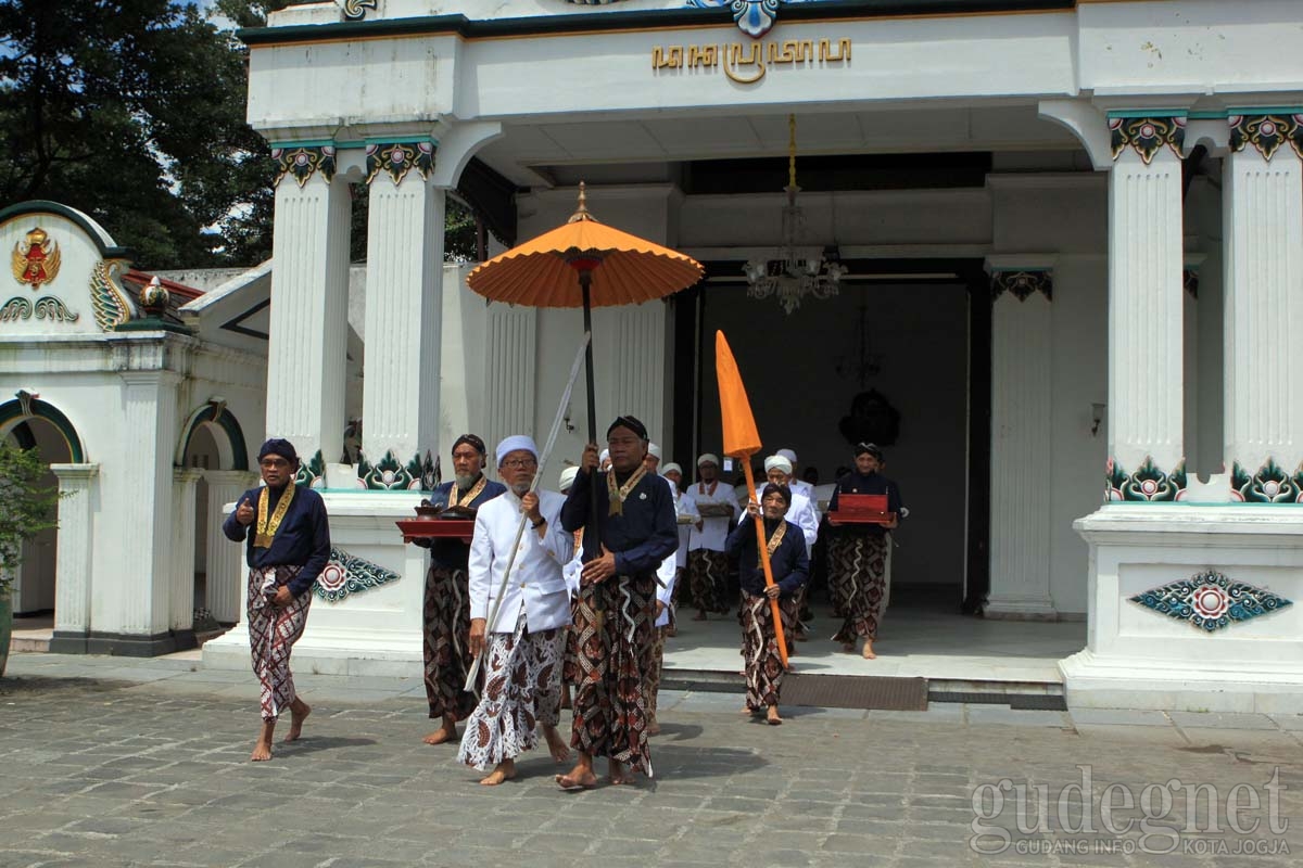 Keraton Gelar Prosesi Sugengan Tingalan Jumenengan Sri Sultan HB X Keraton Gelar Prosesi Sugengan Tingalan Jumenengan Sri Sultan HB X