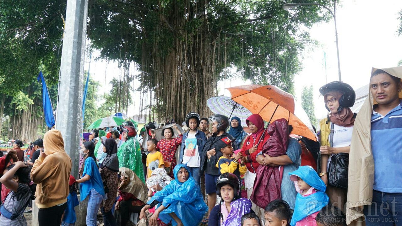 Guyuran Hujan Tak Surutkan Semangat Warga Menonton HUT Sleman Guyuran Hujan Tak Surutkan Semangat Warga Menonton HUT Sleman