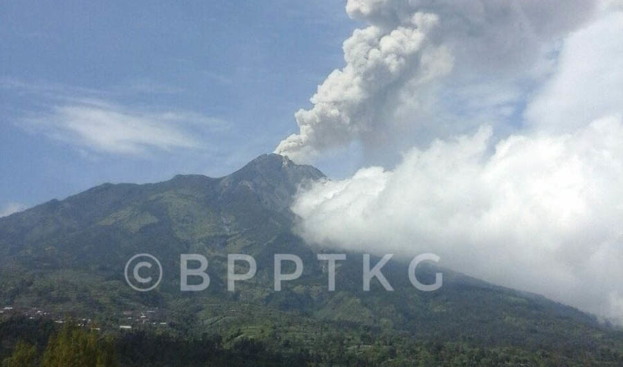 Merapi Kembali Erupsi Rabu Dini Hari Merapi Kembali Erupsi Rabu Dini Hari