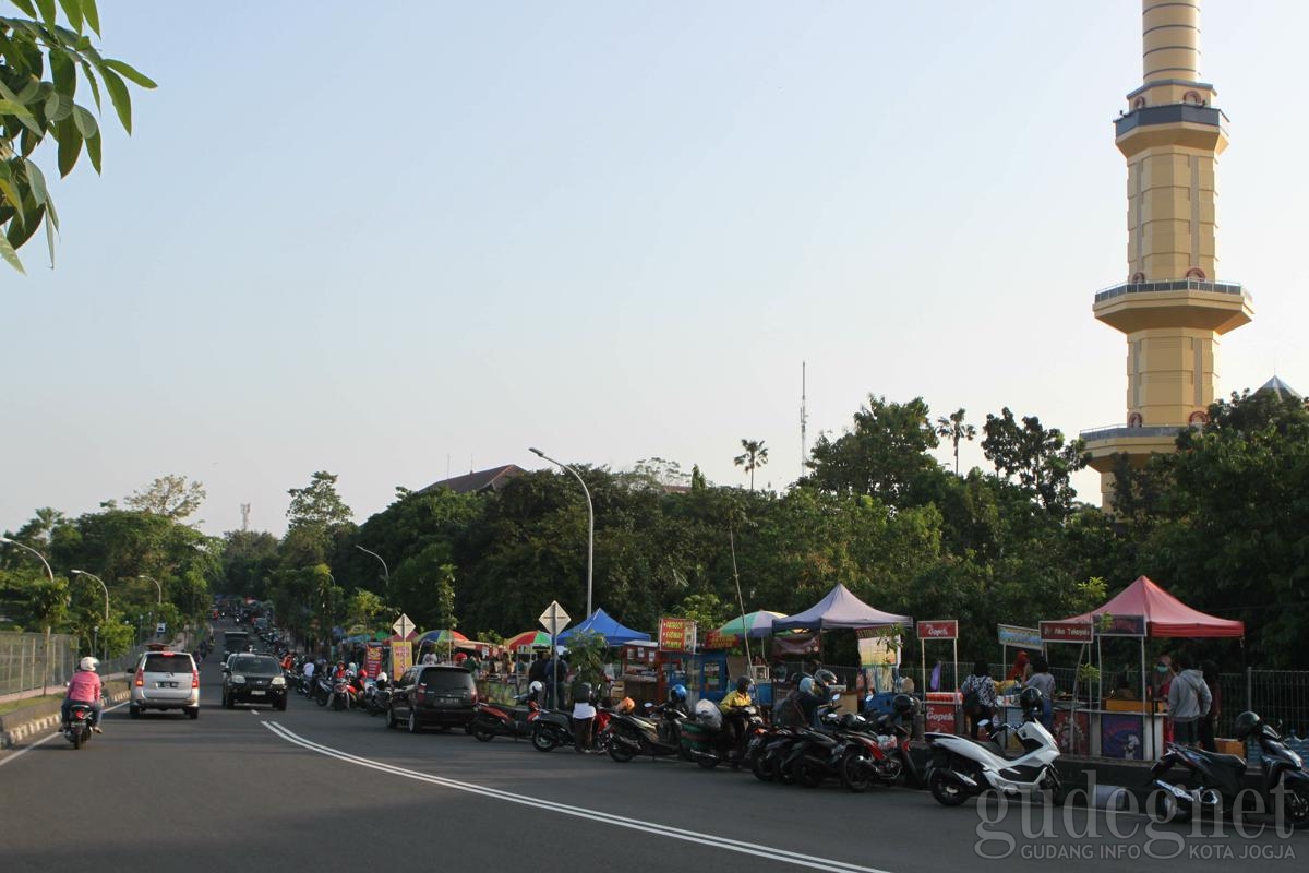 Jajanan Kekinian dan Tradisional di Pasar Ramadan UGM Jajanan Kekinian dan Tradisional di Pasar Ramadan UGM