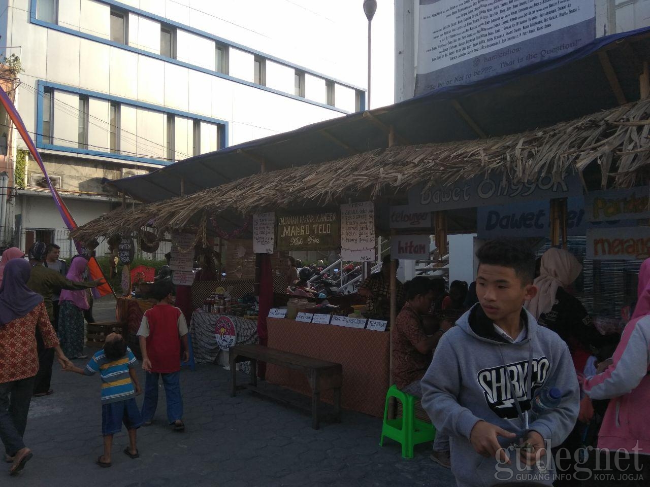 Berburu Jajanan Lawasan di Pasar Kangen Berburu Jajanan Lawasan di Pasar Kangen
