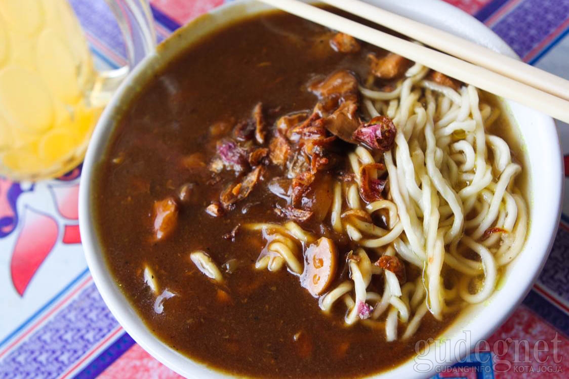 Mie Ayam Pak Dhe Wo, Kuah Kental yang Kaya Rempah Mie Ayam Pak Dhe Wo, Kuah Kental yang Kaya Rempah