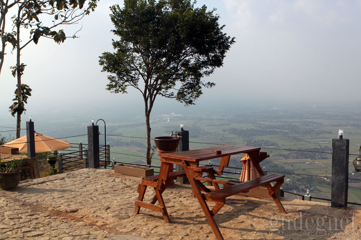 Menikmati Pemandangan Alam dari Amettati Resto 