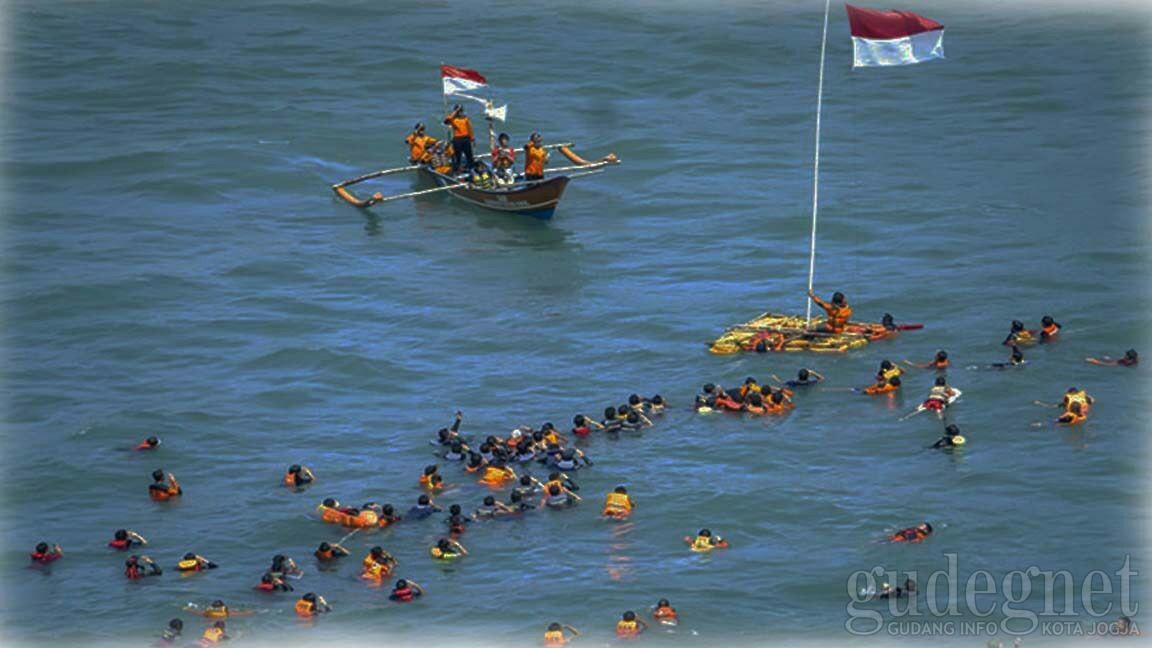 SAR Baron Ajak Masyarakat Kibarkan Bendera Merah Putih di Samudra SAR Baron Ajak Masyarakat Kibarkan Bendera Merah Putih di Samudra