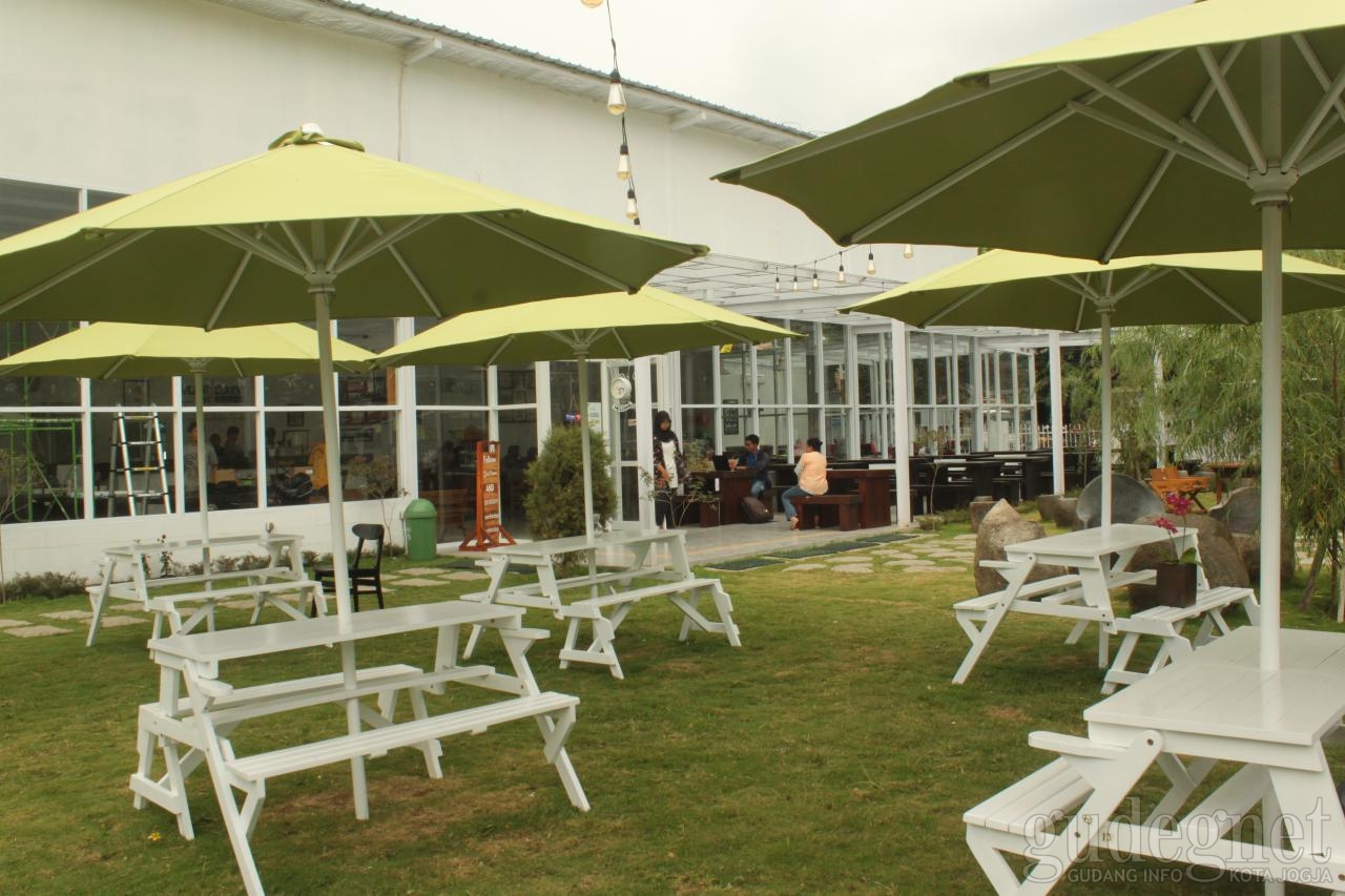 Refresh, Kafe Berkonsep Taman yang Instagrammable Refresh, Kafe Berkonsep Taman yang Instagrammable