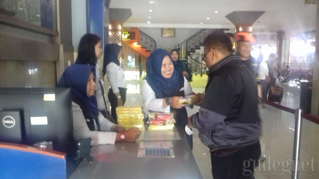 Sambut HUT ke-73, KAI bagi 3000 snack Sambut HUT ke-73, KAI bagi 3000 snack