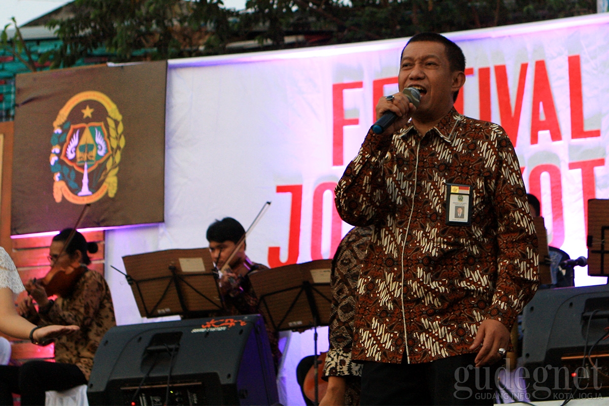 Lagu God Bless 'Rumah Kita' dibawakan Sontak Walikota Naik Panggung Wiwitan Lagu God Bless 'Rumah Kita' dibawakan Sontak Walikota Naik Panggung Wiwitan