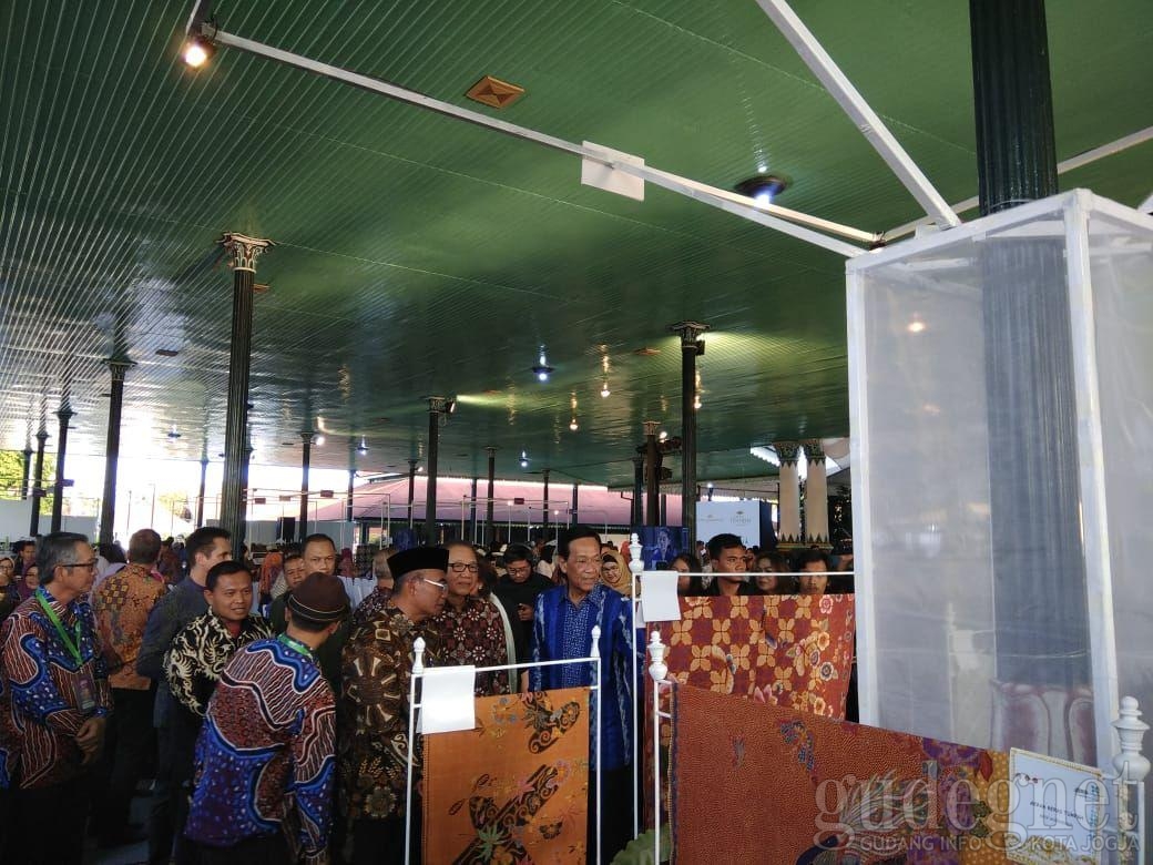Sultan HB X : Rancangan Batik Mampu Menerobos Fashion Style Dunia Sultan HB X : Rancangan Batik Mampu Menerobos Fashion Style Dunia