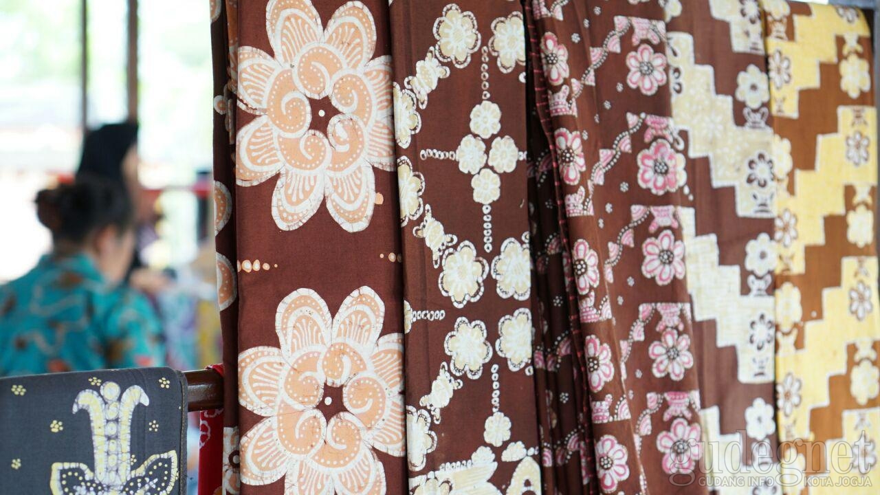 Batik, Selembar Kain Catatan Peradaban Bangsa Indonesia Batik, Selembar Kain Catatan Peradaban Bangsa Indonesia