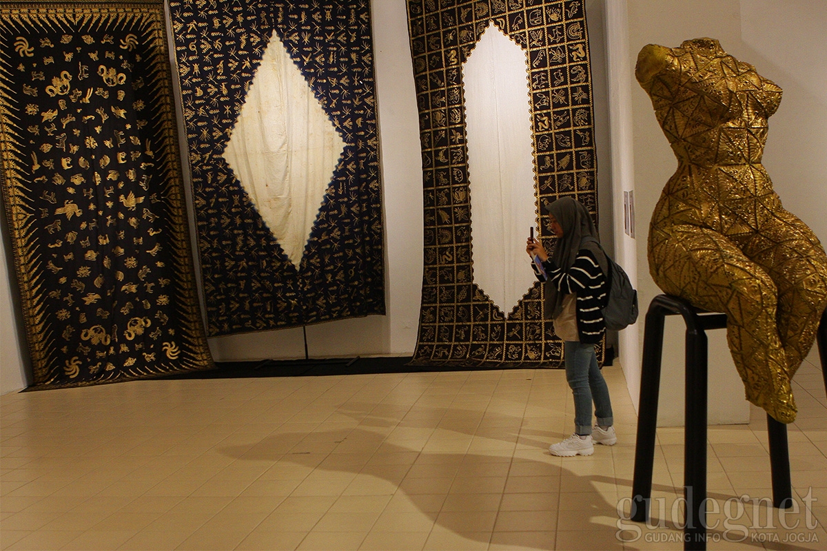Batik Kampuh atau Dodot Terpajang di Jogja Gallery Batik Kampuh atau Dodot Terpajang di Jogja Gallery