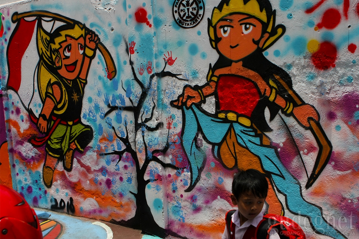 Mural Srikandi Gatotkaca Hiasi Kawasan Ramah Anak PG-TK Pangudi Luhur Mural Srikandi Gatotkaca Hiasi Kawasan Ramah Anak PG-TK Pangudi Luhur