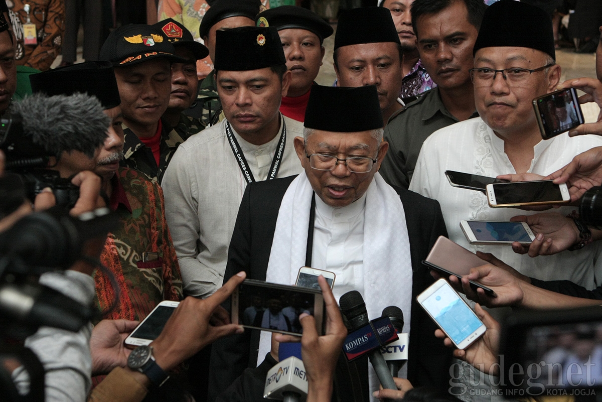 Cawapres KH Ma'ruf Amin Sholat di Masjid Panepen Keraton Kilen Cawapres KH Ma'ruf Amin Sholat di Masjid Panepen Keraton Kilen