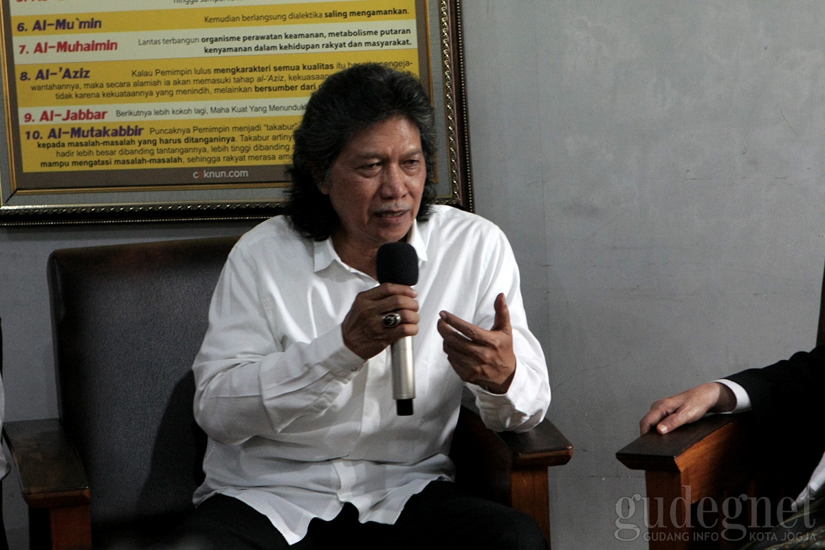 Cak Nun Curhat Tentang Medsos Pada KH Ma'ruf Amin Cak Nun Curhat Tentang Medsos Pada KH Ma'ruf Amin