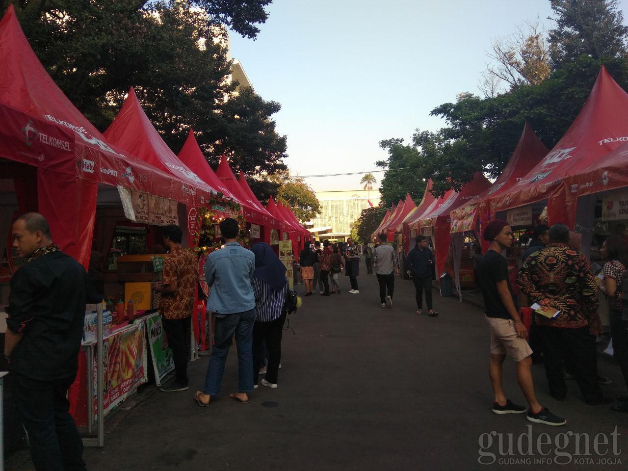 Lebih Dari 20 Tenant Kuliner Tradisional Hingga Modern Ada di Sini Lebih Dari 20 Tenant Kuliner Tradisional Hingga Modern Ada di Sini