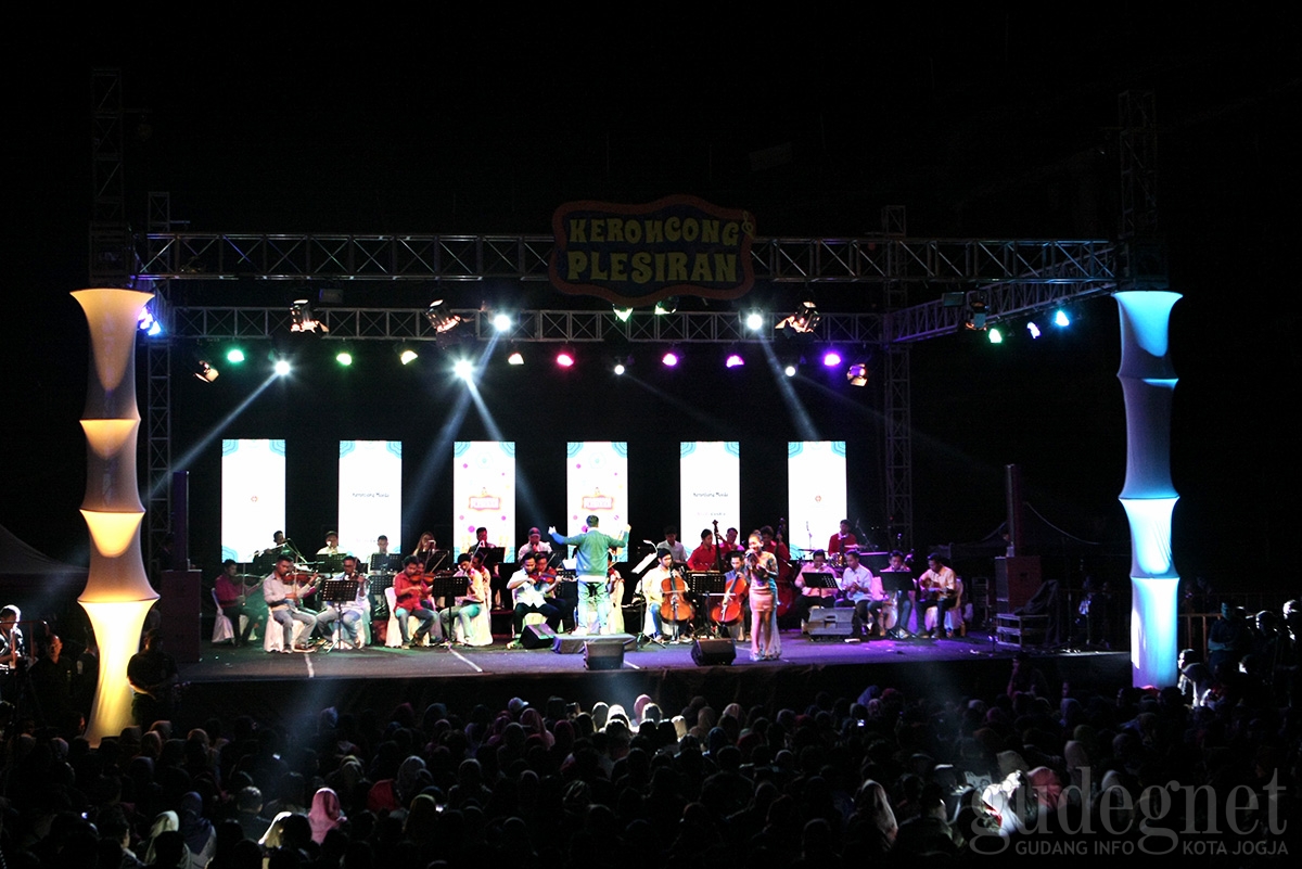 Penikmat Keroncong Membludak di Symphony Keroncong Plesiran #2 Tebing Breksi Penikmat Keroncong Membludak di Symphony Keroncong Plesiran #2 Tebing Breksi