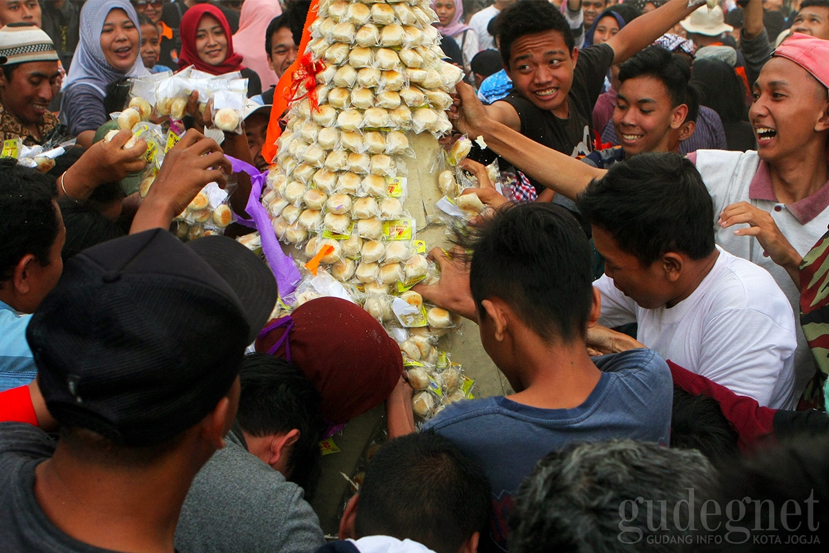 Lima Gunungan Bakpia Habis Dalam Sekejap Lima Gunungan Bakpia Habis Dalam Sekejap