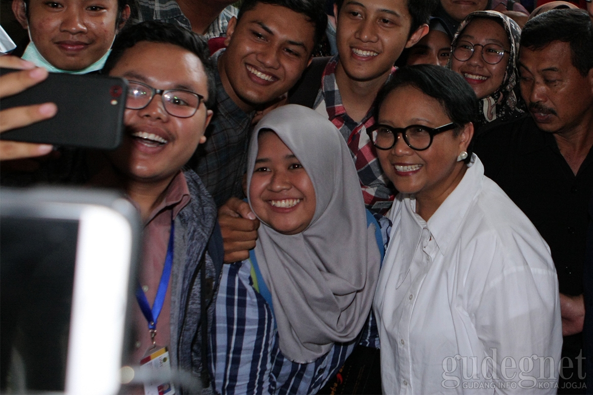 Menlu : Setiap Hari itu Senin Terus Menlu : Setiap Hari itu Senin Terus