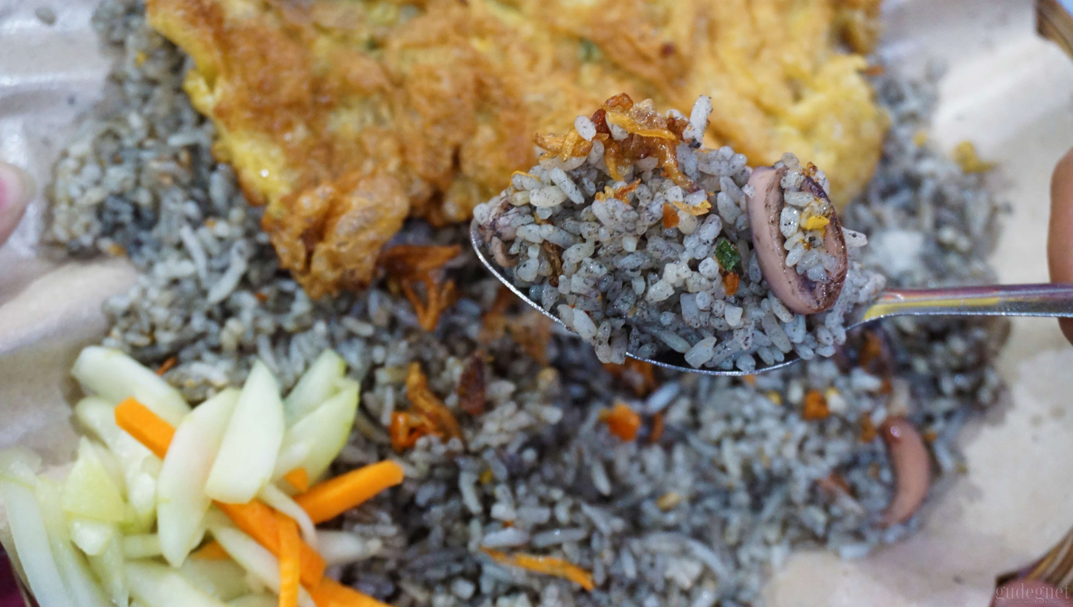Nasi Goreng Tinta Cuma Cumi, Pedasnya Bikin Ketagihan Nasi Goreng Tinta Cuma Cumi, Pedasnya Bikin Ketagihan