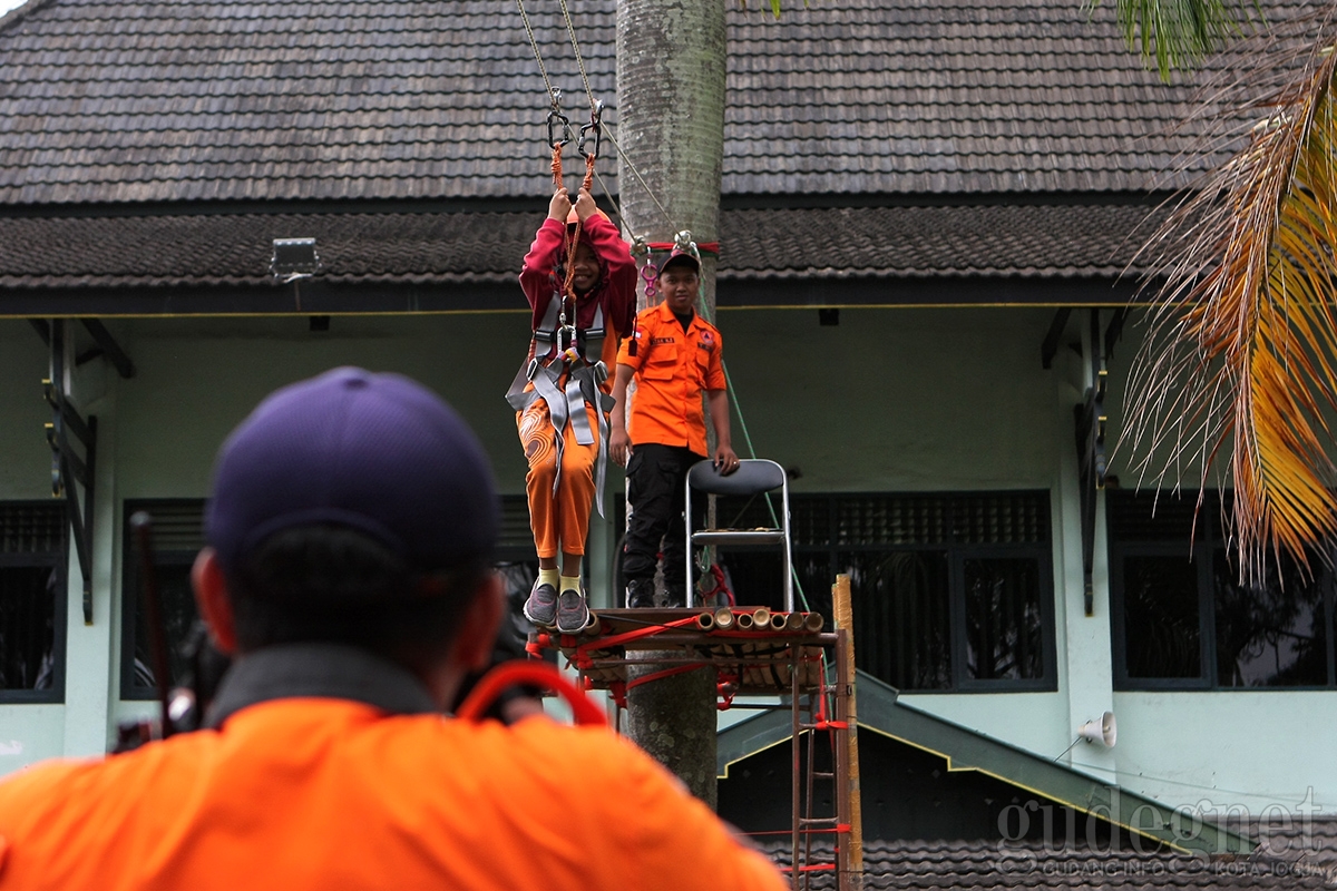 BPBD Kota Yogyakarta Ajarkan Teknik Penyelamatan Bencana pada Siswa SD BPBD Kota Yogyakarta Ajarkan Teknik Penyelamatan Bencana pada Siswa SD