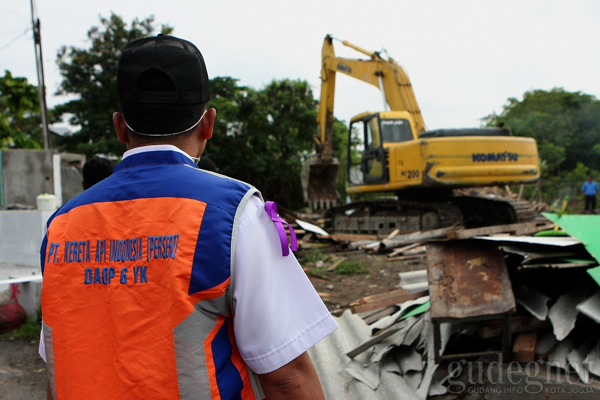 PT KAI Daop 6 Lakukan Penertiban Lahan Demi Perluasan Stasiun Tugu PT KAI Daop 6 Lakukan Penertiban Lahan Demi Perluasan Stasiun Tugu