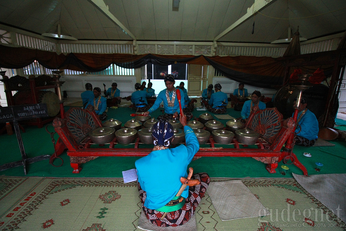 Jelang Prosesi Kondur Gongso,Warga Padati Pogung Masjid Gedhe Kauman Jelang Prosesi Kondur Gongso,Warga Padati Pogung Masjid Gedhe Kauman