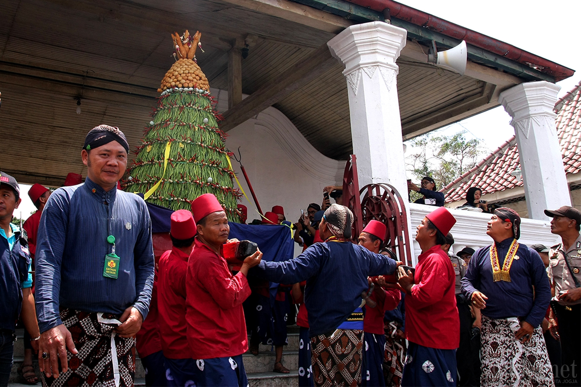 Gunungan Grebeg Maulud : Simbol Berbagi Raja Ngayogyakarta kepada Rakyat Gunungan Grebeg Maulud : Simbol Berbagi Raja Ngayogyakarta kepada Rakyat