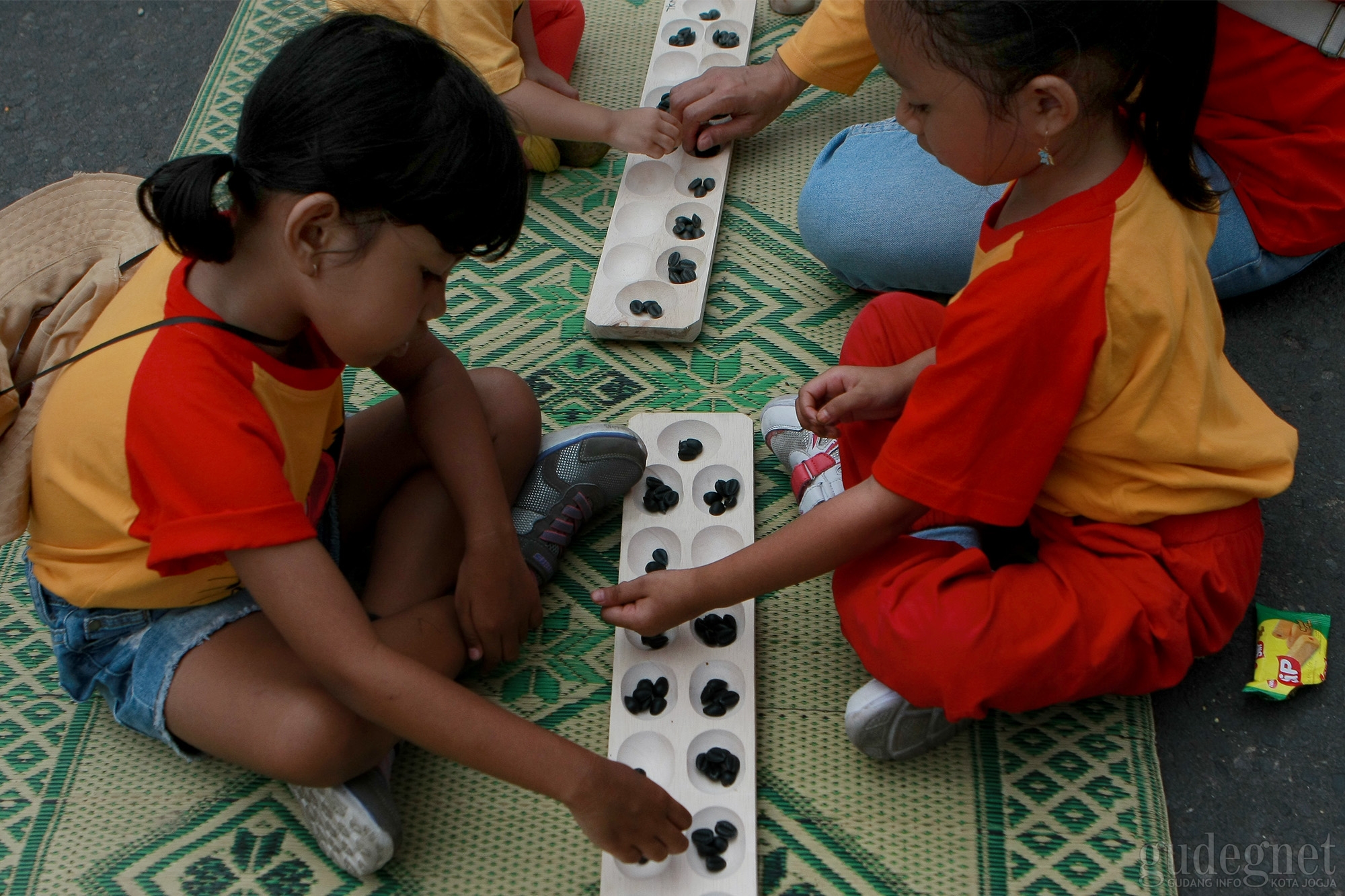 Peringati Hari Anak se-Dunia Ribuan Anak Main Dakon di Jalanan Peringati Hari Anak se-Dunia Ribuan Anak Main Dakon di Jalanan