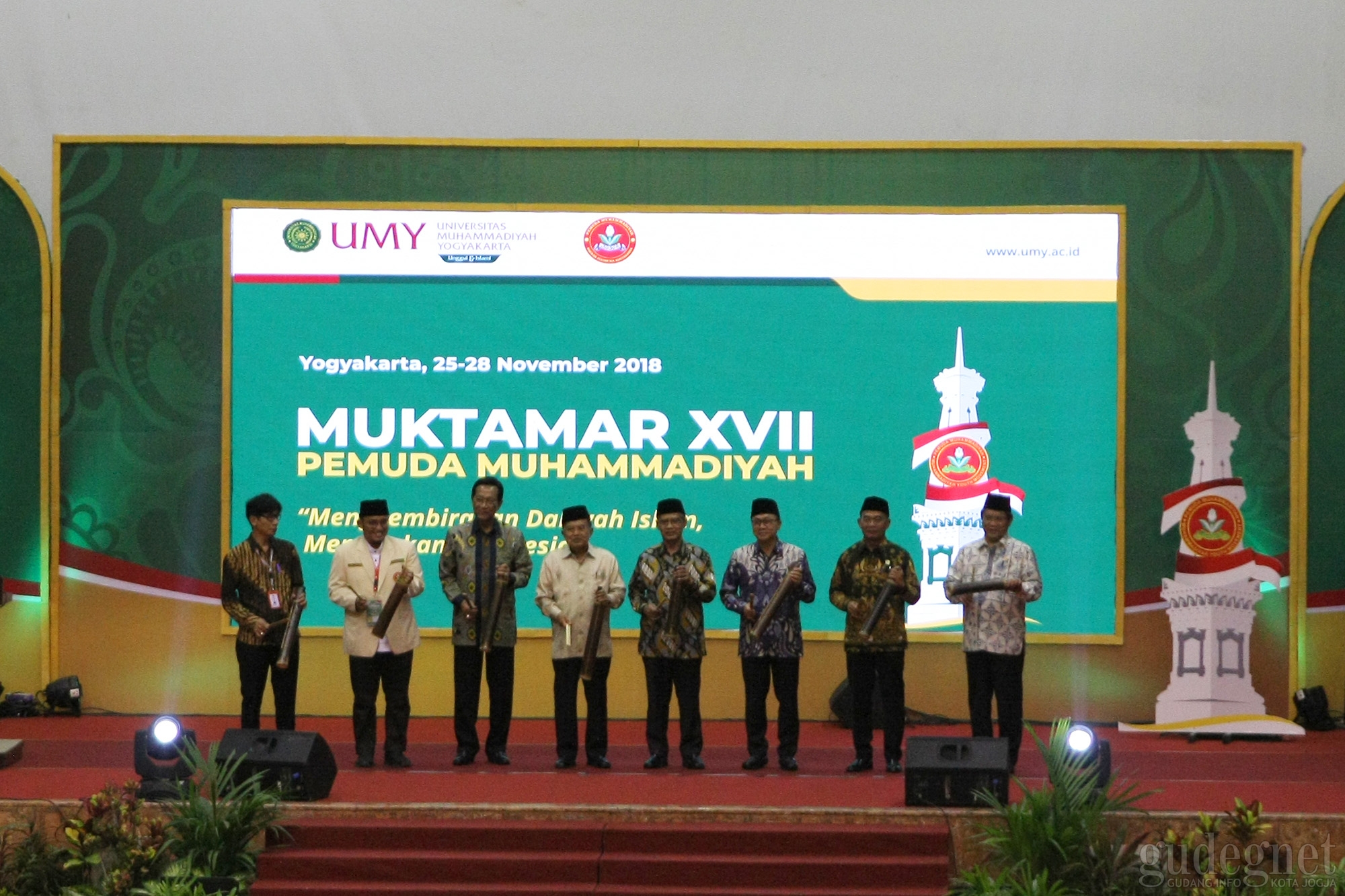 Kentongan Tandai Pembukaan Muktamar Pemuda Muhammadiyah XVII Kentongan Tandai Pembukaan Muktamar Pemuda Muhammadiyah XVII