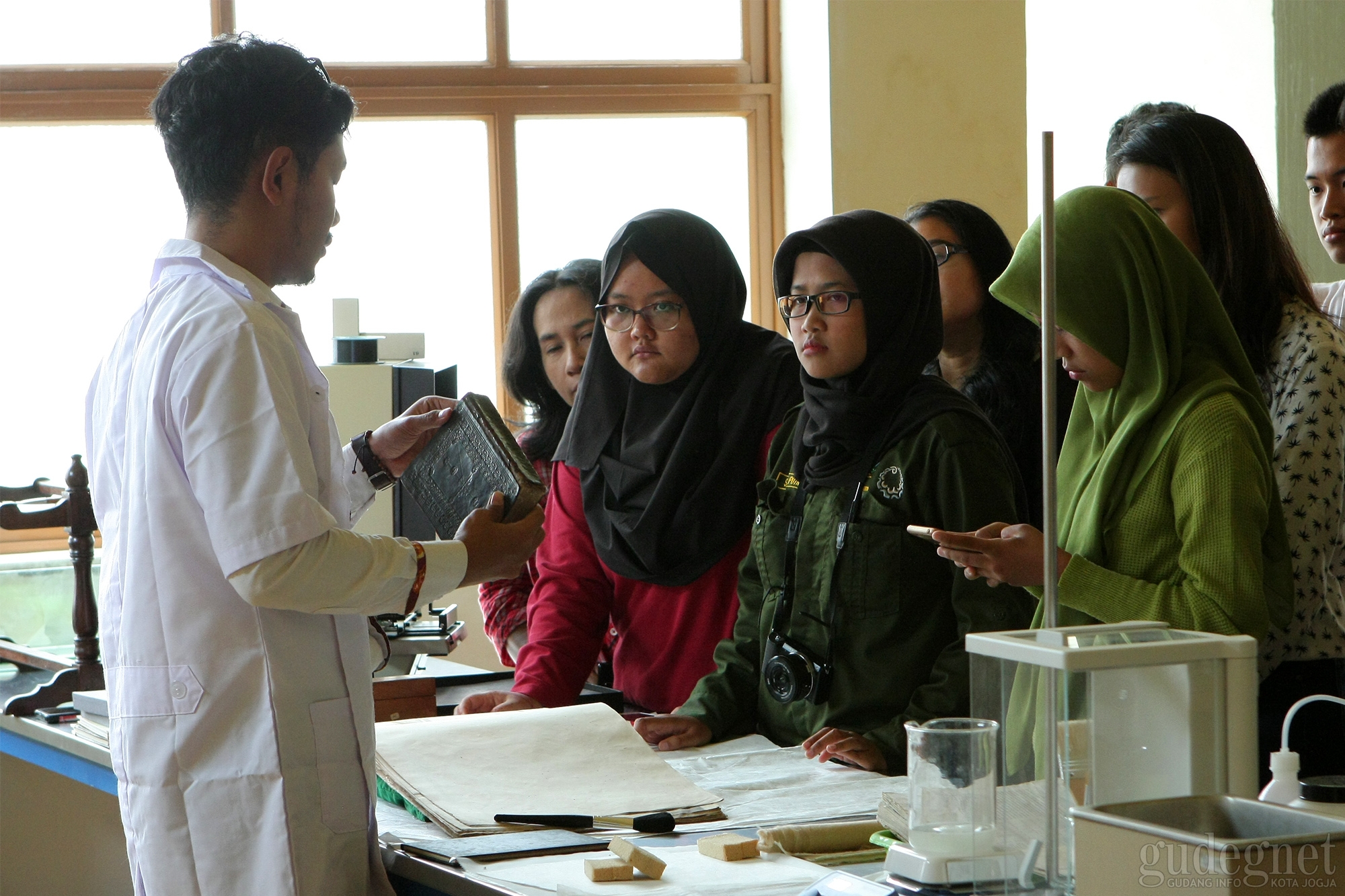 Demo Preservasi Manuskrip Naskah di Museum Sonobudoyo Demo Preservasi Manuskrip Naskah di Museum Sonobudoyo