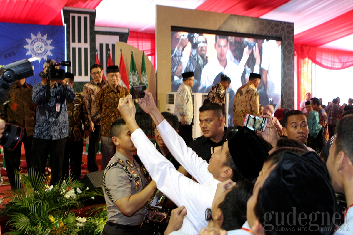 Jokowi: Disini Tidak Boleh Kasih Sepeda, Foto Saja Jokowi: Disini Tidak Boleh Kasih Sepeda, Foto Saja