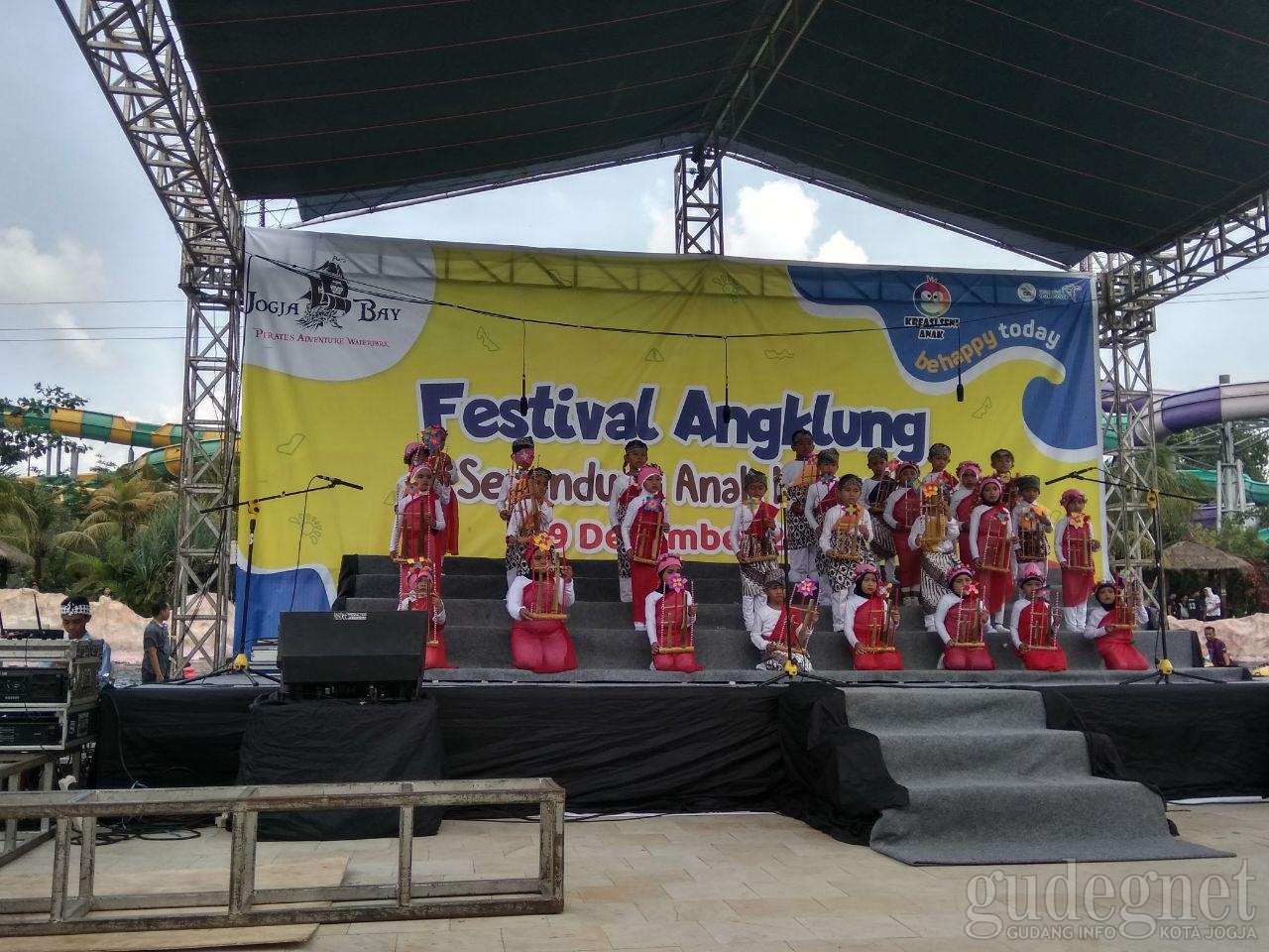 Cerianya Anak-anak Bermain Angklung di Festival Angklung Anak Cerianya Anak-anak Bermain Angklung di Festival Angklung Anak