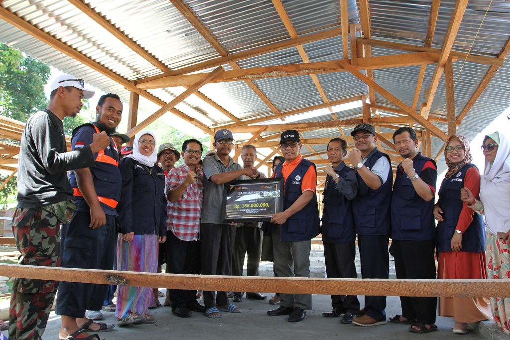 UAD Kirim Relawan Bangun Hunian Sementara di Palu UAD Kirim Relawan Bangun Hunian Sementara di Palu