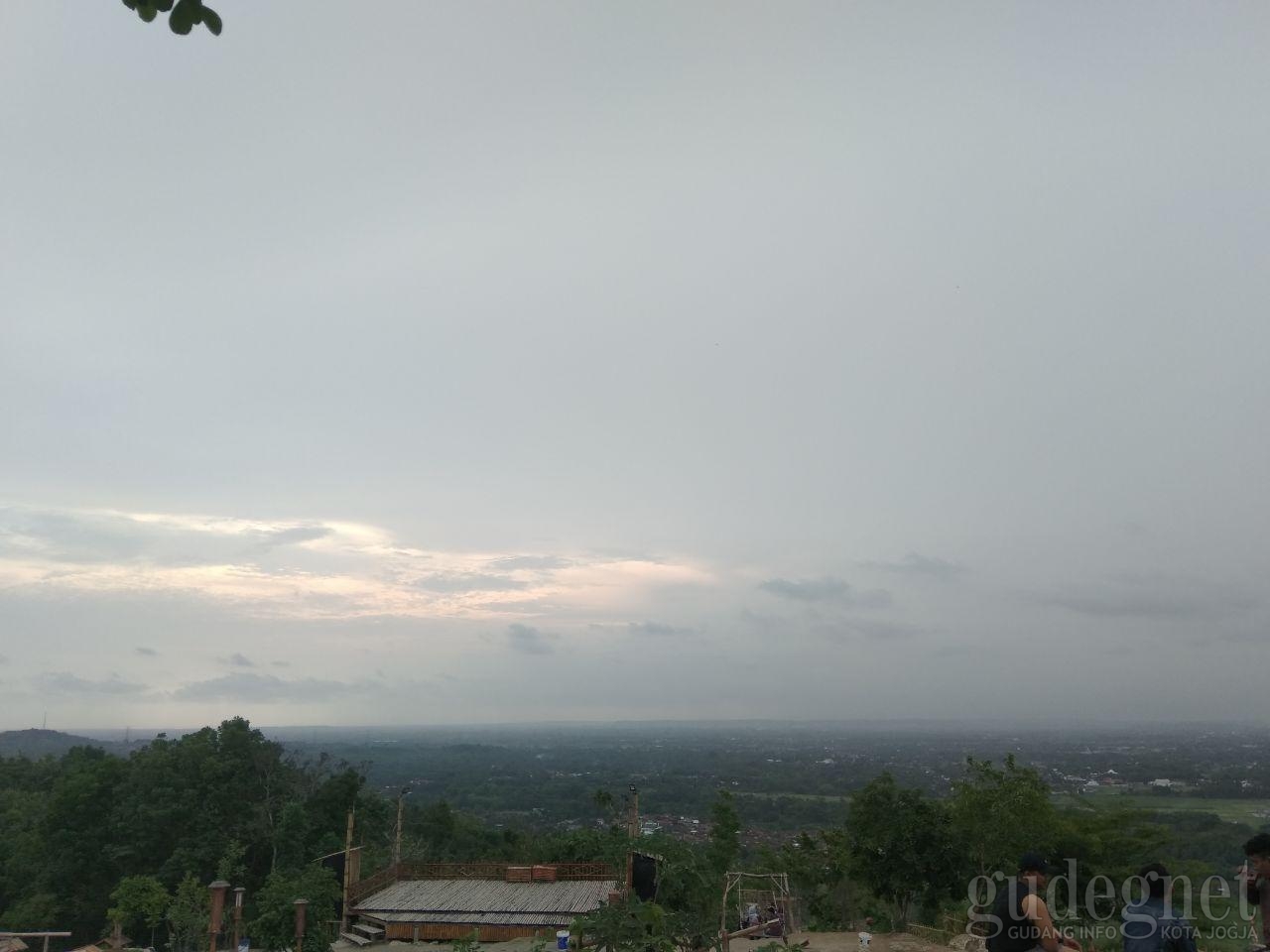 Menikmati Senja Syahdu di Puncak Sosok Bawuran Menikmati Senja Syahdu di Puncak Sosok Bawuran